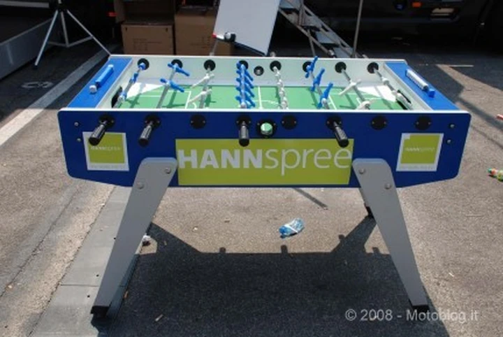 Foto del giorno: allenare il polso con il biliardino HANNspree