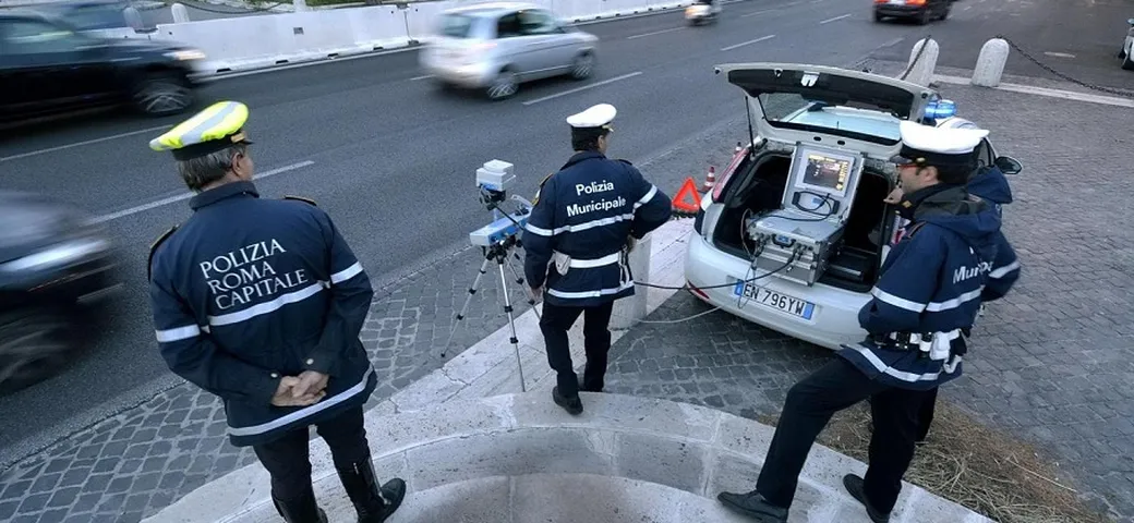 Pirata della strada investe vigilessa a Roma: indagini in corso