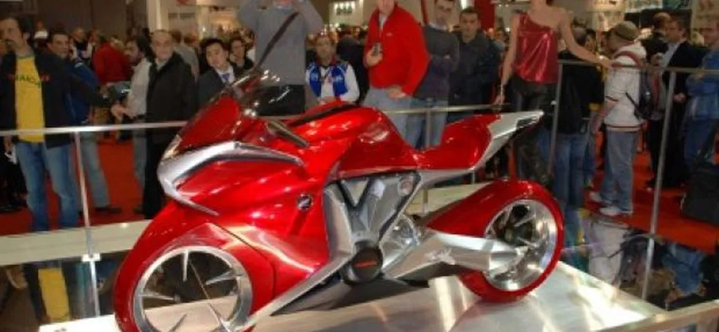 L'attesissima Honda V4 del 2010 sarà presentata in autunno; probabilmente sarà una sport-tourer