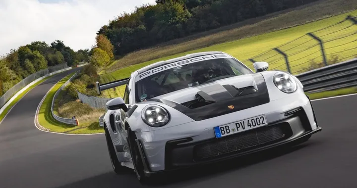 Porsche 911 GT3 RS 2023, giro record al Nurburgring [Video]