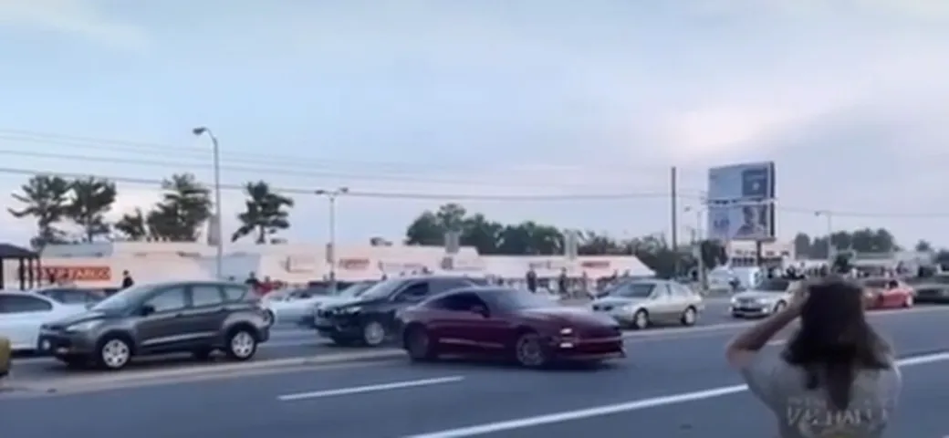 Ford Mustang sbanda e sbatte contro una Kia Sorento