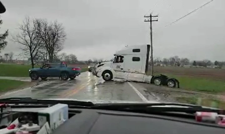 Il Rivian R1T traina un TIR sotto la pioggia [video]