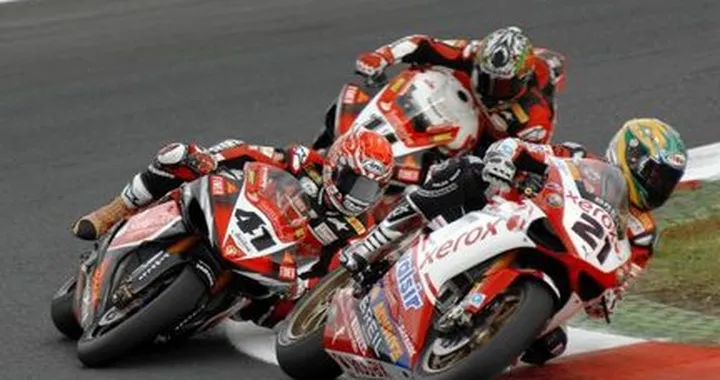 Gran doppietta di Haga. Festa rinviata per Bayliss. Paura per Biaggi