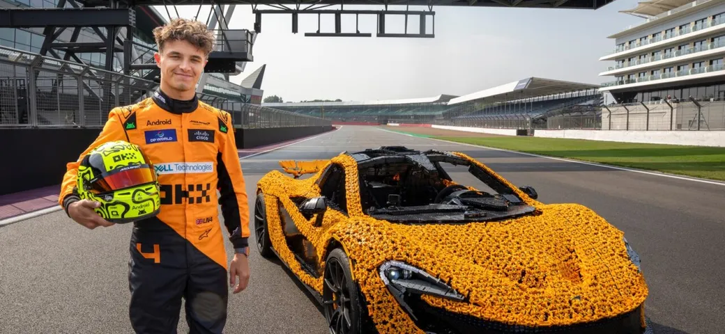 Lando Norris scende in pista con una McLaren P1 di LEGO
