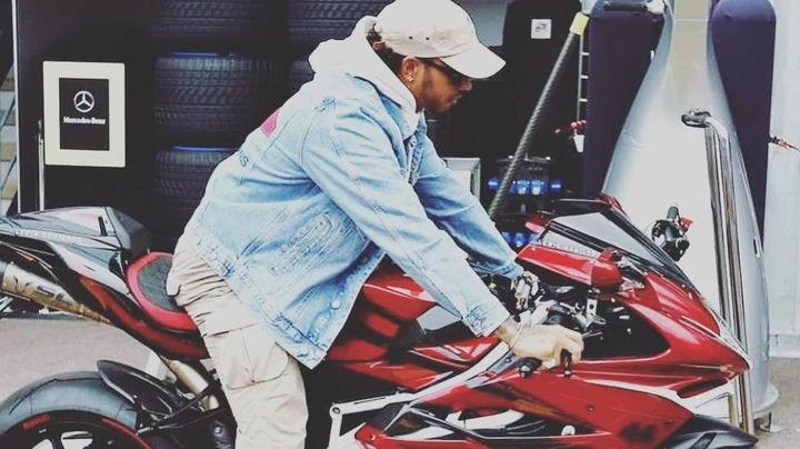 Lewis Hamilton, a Monaco con la MV Agusta F4 LH44