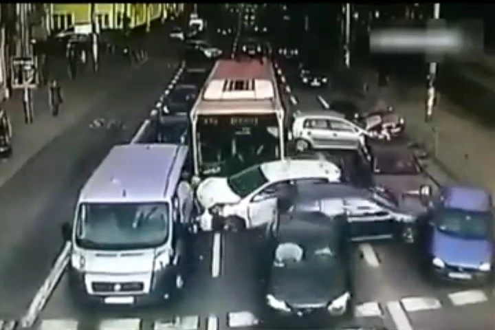 L'autista dell'autobus sviene e provoca un maxi tamponamento [VIDEO]