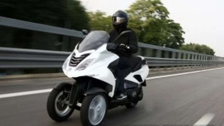 Peugeot: confermato lo scooter a 3 ruote per fine 2011
