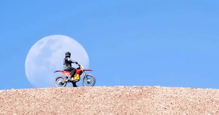 Una moto elettrica a 6.721 metri: l’impresa estrema di Jiri Zak