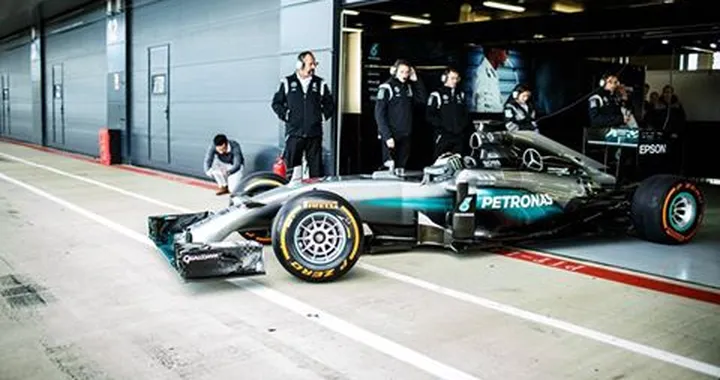 Jorge Lorenzo prova la Mercedes F1 2014 di Lewis Hamilton
