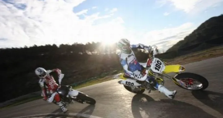 Incontro tra velocità e supermoto. Nel segno dello sliding