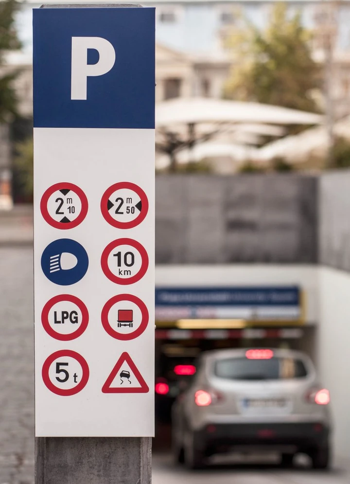 Bug informatico in Francia: 17.571 euro per due ore di parcheggio