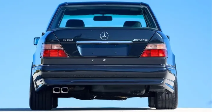 Questa Mercedes era l'emblema delle berline "sleeper": estremamente sportiva senza dare nell'occhio