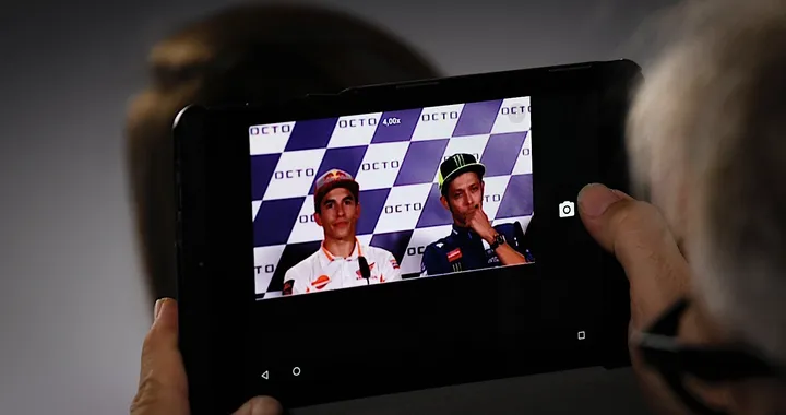 MotoGP: Rossi-Marquez, quella mano “rifiutata”