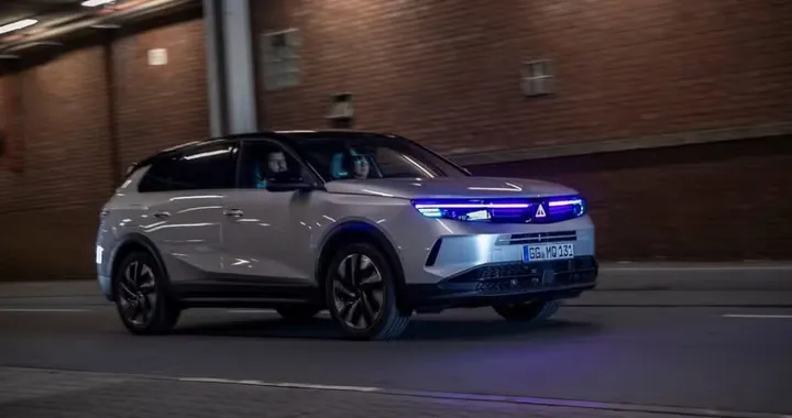 Opel Grandland, luce e IA per comunicare in guida autonoma SAE 3