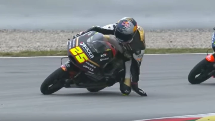 Moto3: Fernandez controlla l'asfalto con la mano in piena piega! [Video]