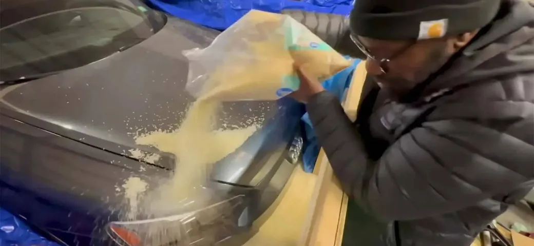 Come con lo smartphone: uno youtuber asciuga un'auto elettrica nel riso [VIDEO]