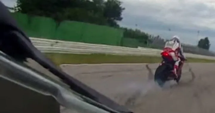 Troy Bayliss si esibisce nel burn-out con la gomma anteriore [video]