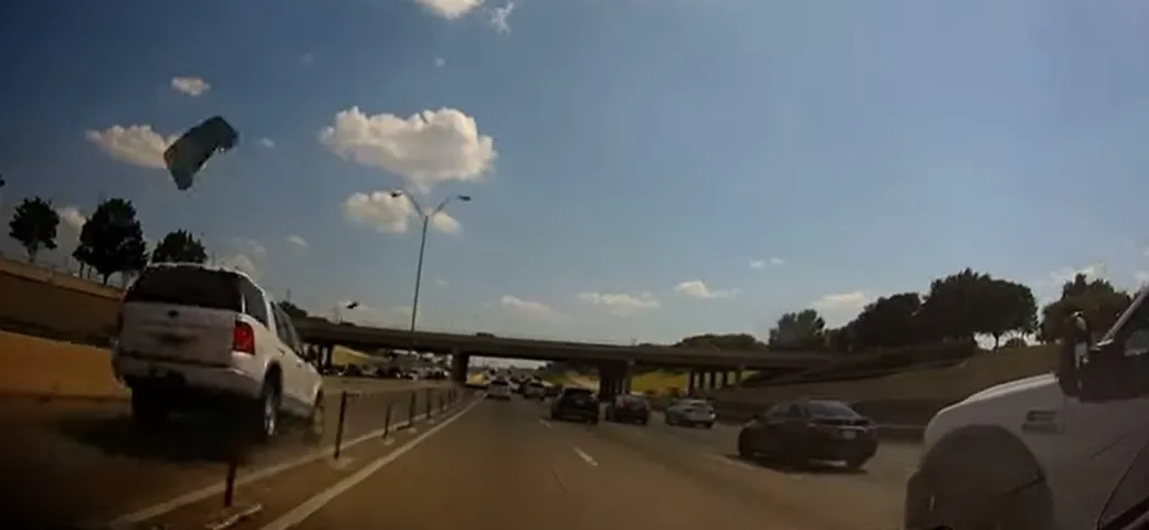 Auto taglia la strada a un SUV: crash spaventoso [Video]