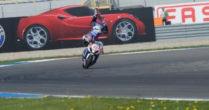 Foto del giorno: la caduta di Alex Lowes ad Assen