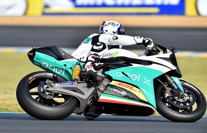 Energica MotoE: demo lap a Le Mans con Randy De Puniet [Video]
