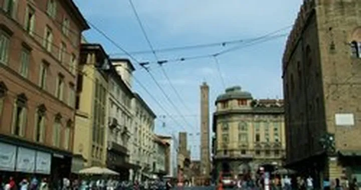 In motorino senza casco, botte da orbi a Bologna
