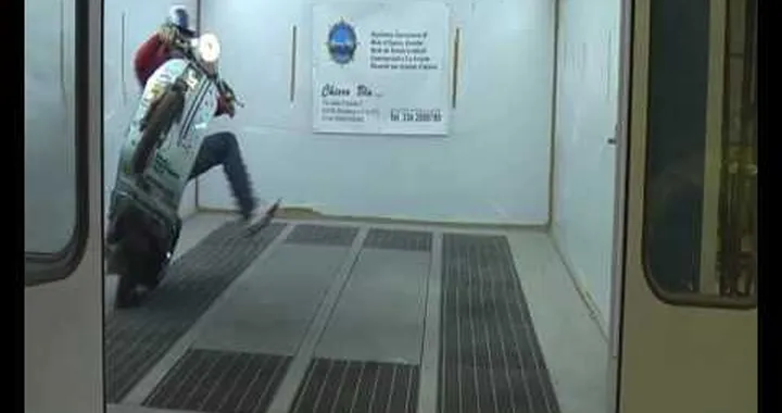 Vespa Stunt in 6 x 4 mt  Nicola L'impennatore