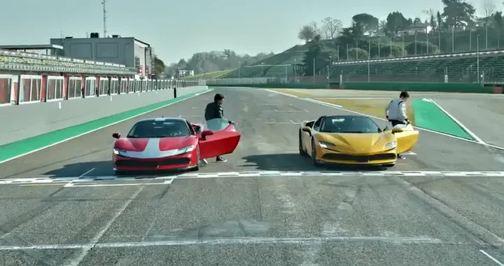Sainz e Leclerc sulle Ferrari SF90 Stradale e Spider a Imola [Video]