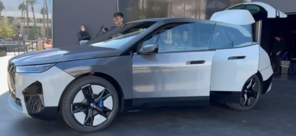 Cambiare colore all'auto in un secondo: BMW svela la nuova tecnologia [Video]