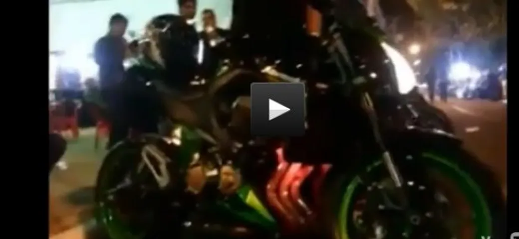 Come rendere incandescenti gli scarichi di una moto [Video]