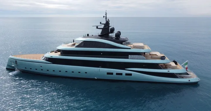 Lo yacht da 125 milioni eletto il migliore al mondo fa tappa in Catalogna