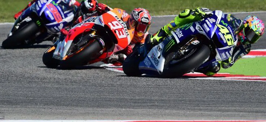 MotoGP Misano, Lorenzo gran pole e gran passo. Marquez nella morsa delle Yamaha. Rossi gara d’attesa?