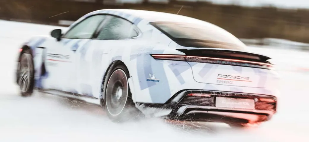 Porsche Taycan GTS: record mondiale di drifting su ghiaccio