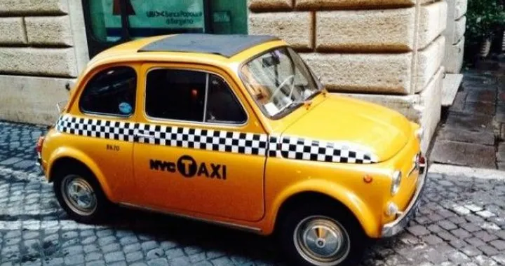 Fiat 500: un esemplare ha livrea da taxi newyorkese