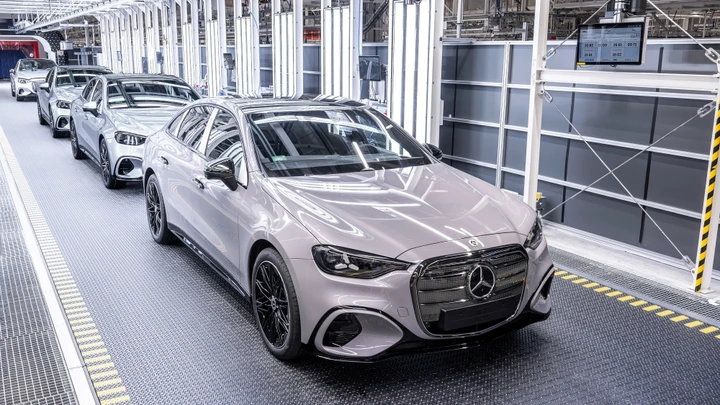 Nuova Mercedes Classe C elettrica: parte la produzione nello stabilimento ungherese