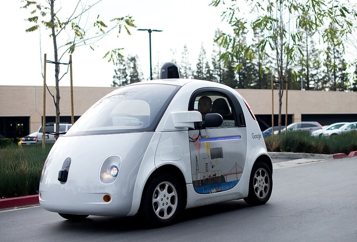 L'AMA si interroga sul rapporto fra moto e vetture a guida autonoma