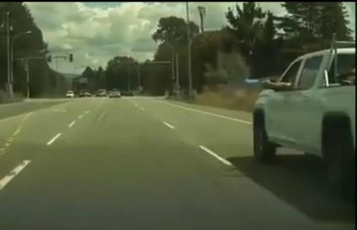 Guida in modo spericolato e viene multato grazie alla dashcam della Tesla [Video]