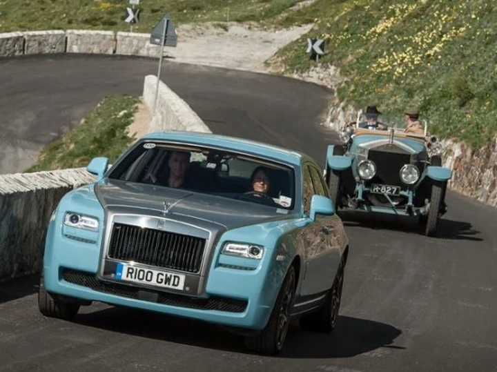 Rolls Royce Ghost: in tour per le Alpi con 47 Silver Ghost
