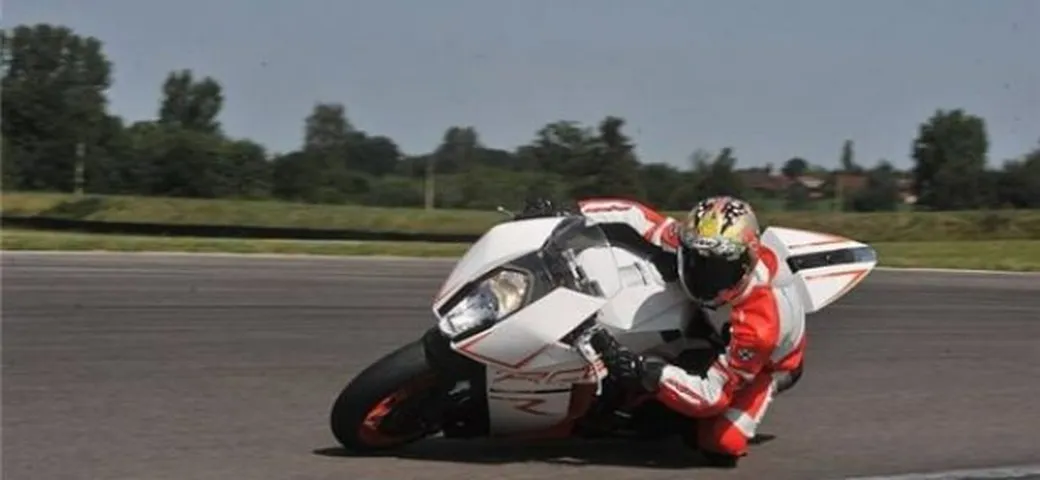 Sebastien Loeb si da al motociclismo con una KTM RC8R