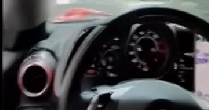 Ferrari a 80 km/h in città, polemica: il vigile applaude, il web insorge