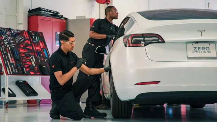 I proprietari di auto elettriche pagano di più e aspettano di più per le riparazioni rispetto ai proprietari di auto endotermiche