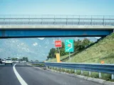 In autostrada a 30 km/h sulla corsia di sorpasso, fermato un automobilista francese