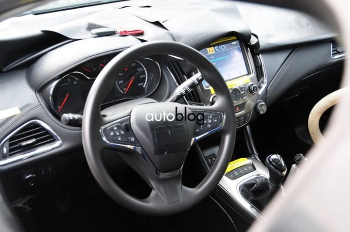 Chevrolet Cruze 2015: foto spia degli interni