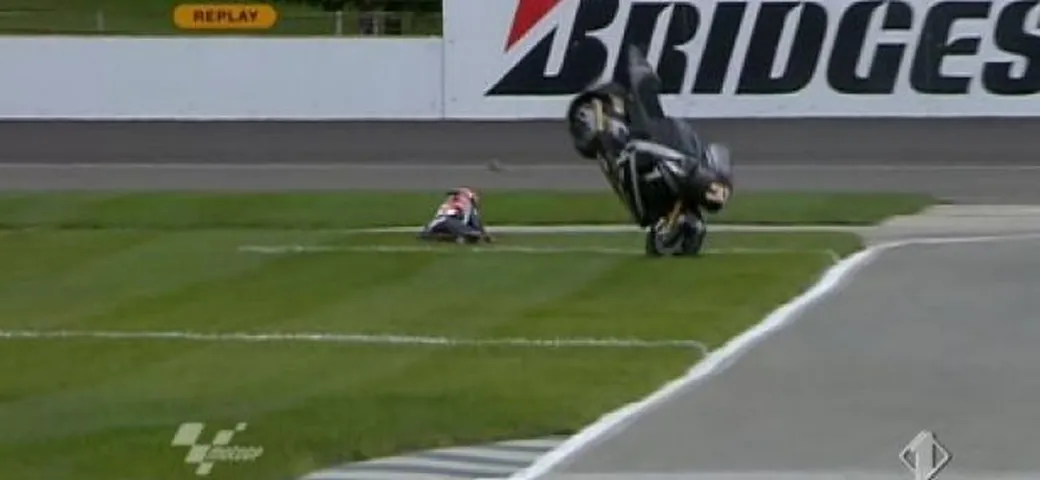 Foto del giorno: il volo di Marco Melandri ad Indianapolis