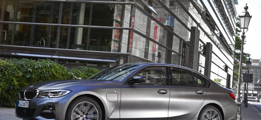 BMW 330e: nuova versione d'accesso alla gamma ibrida plug-in