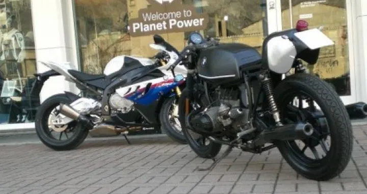 Foto del giorno: la nonna (Cafè Bruciato) va a trovare la nipote (BWM S 1000 RR)