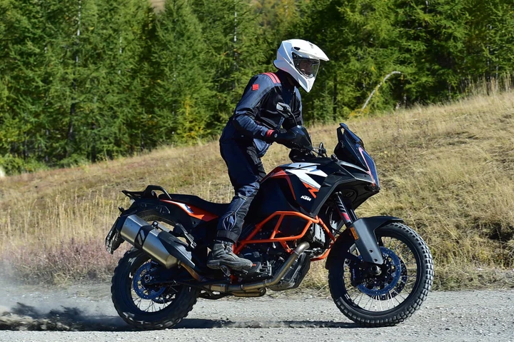 T.ur, brand adventouring di Tucano Urbano, presenta il completo J-Four e P-Four