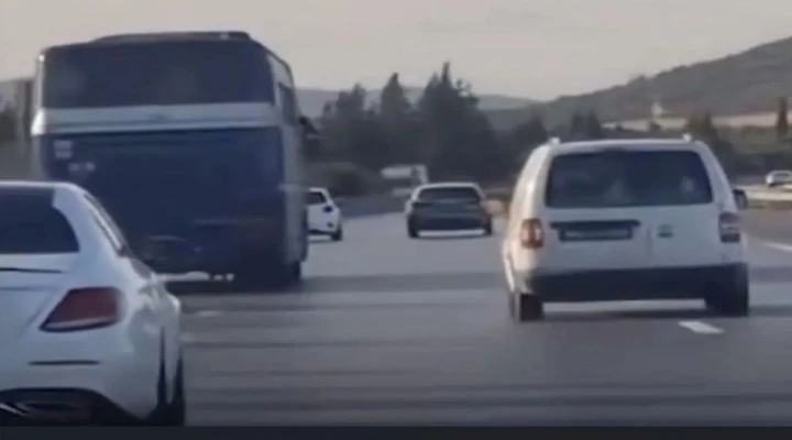 Autobus lanciato a tutta velocità semina il panico in autostrada