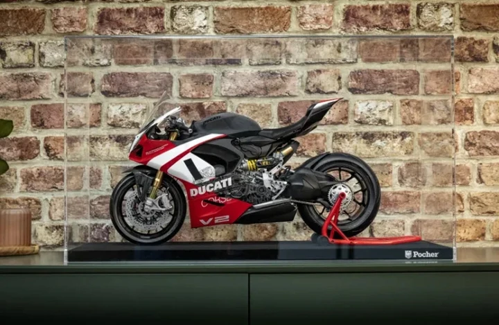 Una Ducati Panigale V2 da salotto: 700 pezzi e firma di Fogarty
