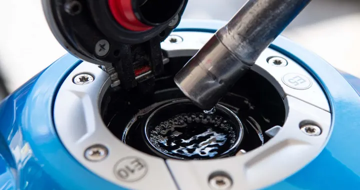 Perché la pompa della benzina fa "click"? Il segreto è in un forellino