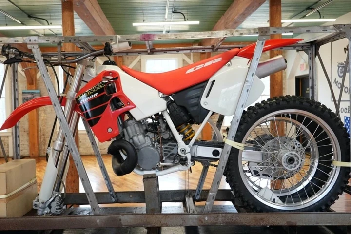 Honda CR500 del 2001 e “zero km”: l’ultima vera due tempi tocca quota 78.100 dollari